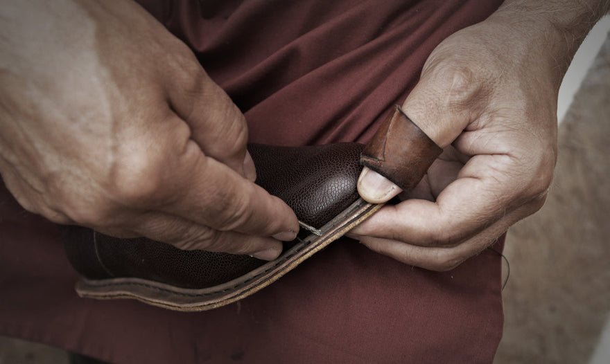 Ein Maßschuh entsteht (6): Das Einstechen