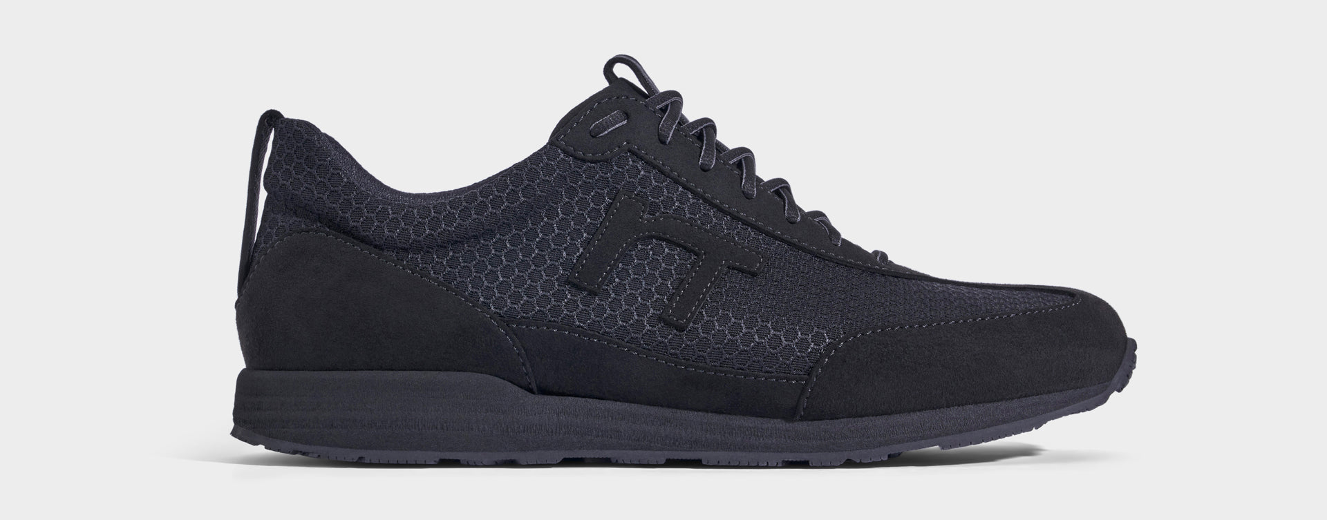 Laufschuh Runnertune Pace Black – schwarzes Waben-Textil und schwarzes Velour, schwarze Sohle – Einzelansicht von der Seite