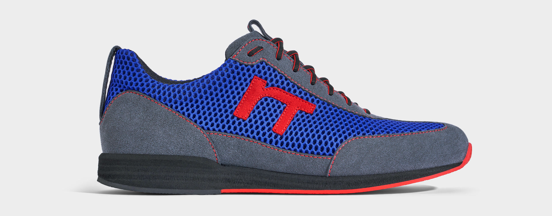 Laufschuh Runnertune Pace Colors – royalblaues Mesh und graues Velour, schwarze Sohle – Einzelansicht von der Seite