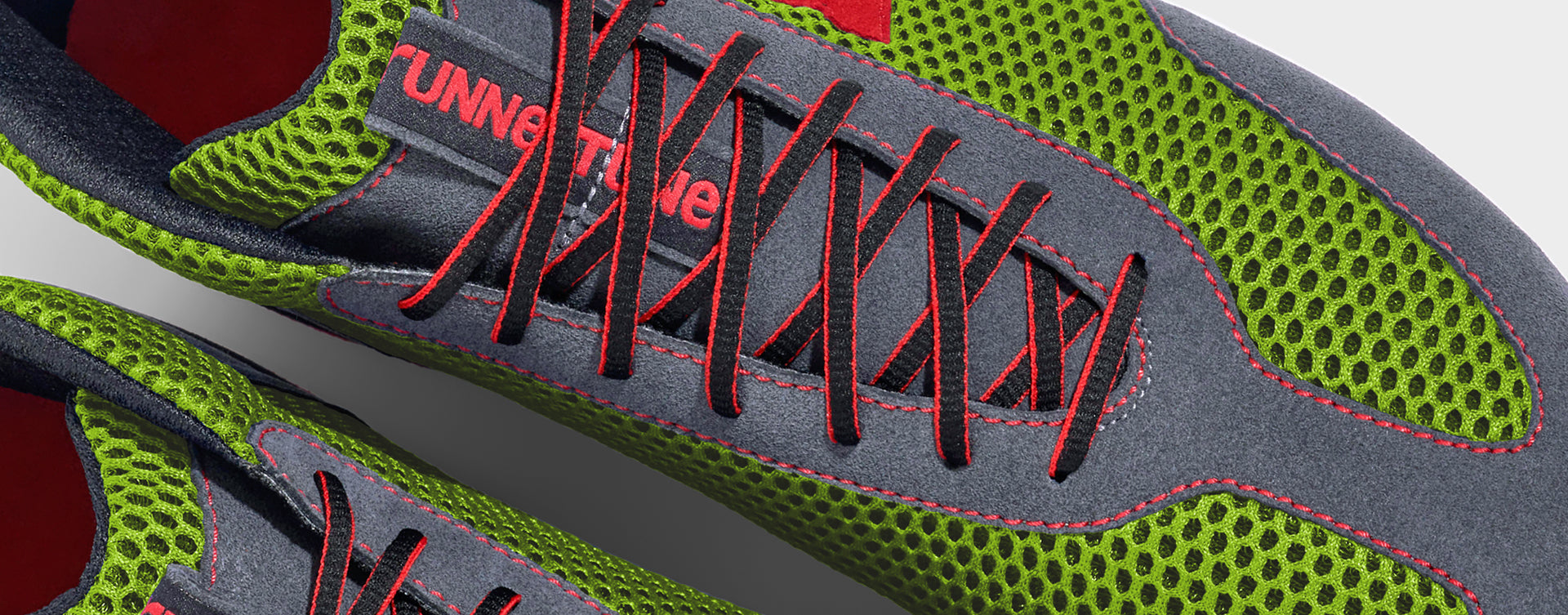 High-Top Laufschuh Runnertune X-Pace Colors – hellgrünes Mesh und graues Velour, schwarze Sohle – Paaransicht von oben