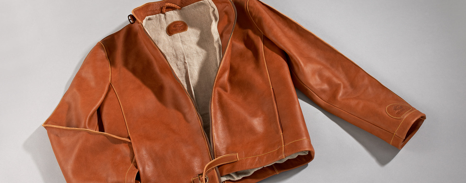 Maßgefertigte Vitallo Lederjacke – braunes Pull-Up-Leder mit gelben Akzenten – Ansicht von oben