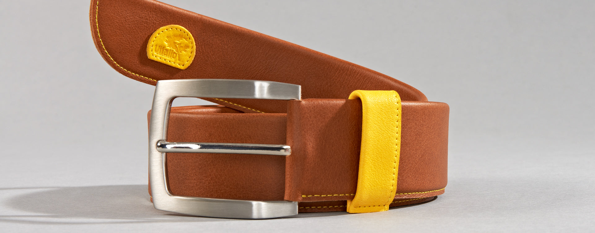 Maßgefertigter Vitallo Gürtel – braunes Pull-Up-Leder mit gelben Akzenten – Ansicht aufgerollt