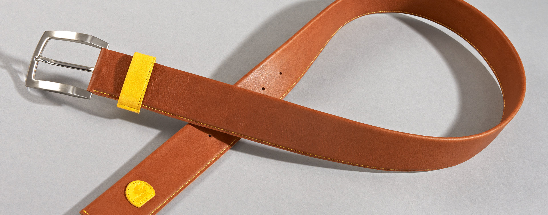 Maßgefertigter Vitallo Gürtel – braunes Pull-Up-Leder mit gelben Akzenten – Ansicht von oben