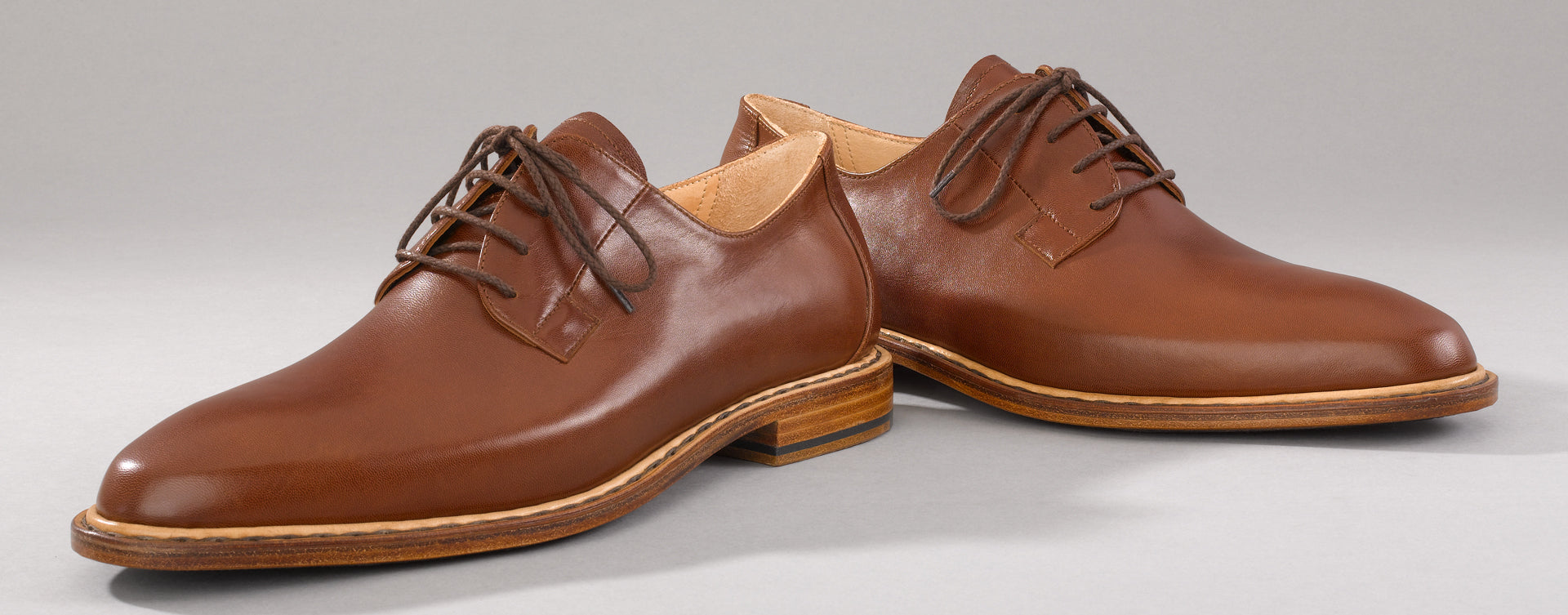 Maßgefertigter klassischer Herrenschuh Vitallo Blücher – mittelbraunes Chevreau-Leder, braune Ledersohle – Paaransicht