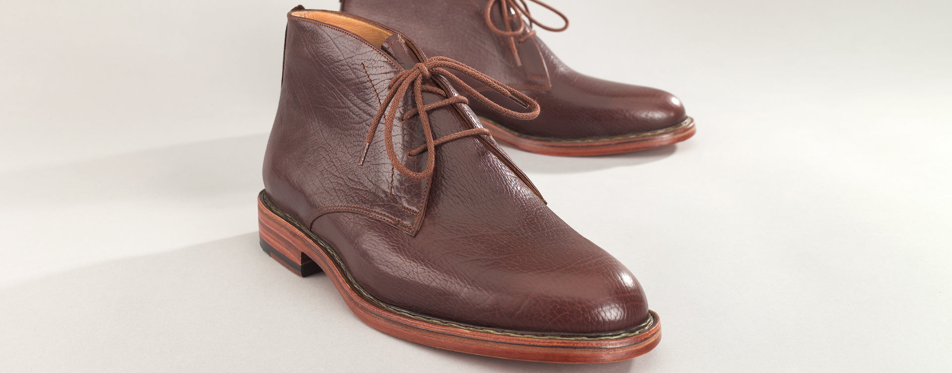 Maßgefertigter klassischer Herren-Boot Vitallo Boot – bordeauxfarbenes Chevreau-Leder, braune Ledersohle – Paaransicht schräg von vorn