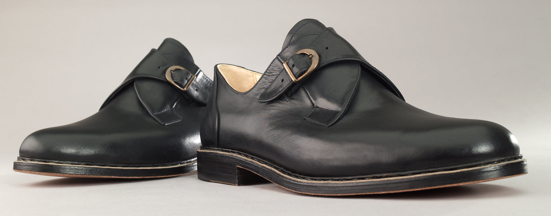 Maßgefertigter klassischer Herren-Monkstrap Vitallo Monk – dunkelblaues Kalbsleder, schwarze Ledersohle – Paaransicht