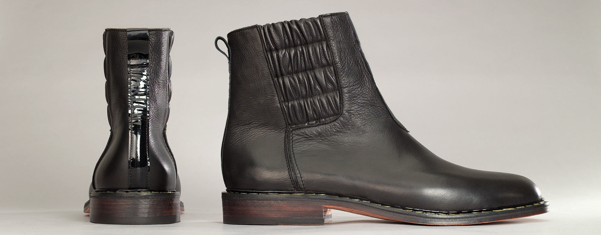 Maßgefertigter klassischer Herrenstiefel Vitallo Pull-Up – schwarzes Nappa und Lackleder, schwarze Ledersohle – Paaransicht von der Seite