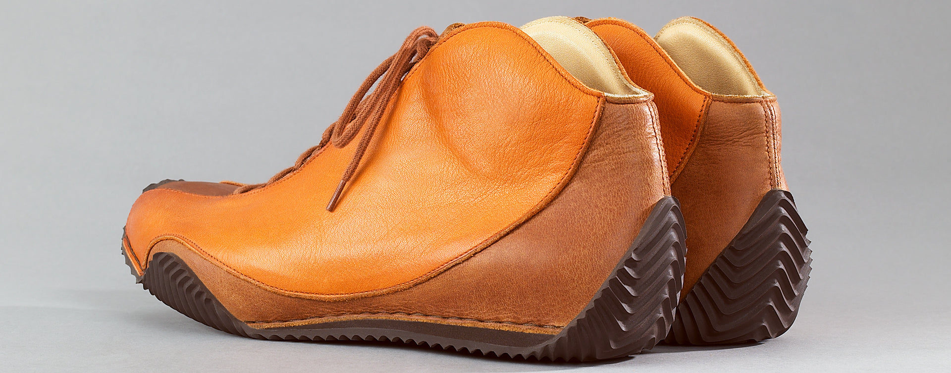 Maßgefertigter Fahrerschuh Vitallo Monoposto – honigfarbenes und hellbraunes Nappaleder, dunkelbraune Sohle – Paaransicht schräg von hinten