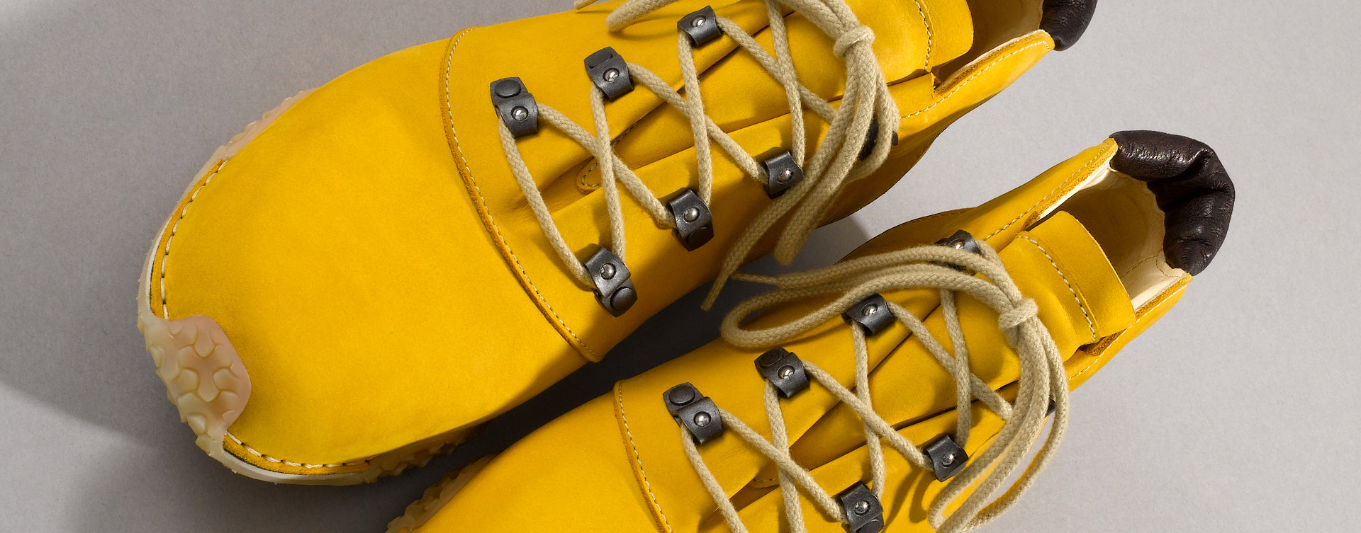Maßgefertigter, knöchelhoher Trekkingschuh Vitallo Cross – gelbes Nubukleder, champagnerfarbene Sohle – Paaransicht von oben