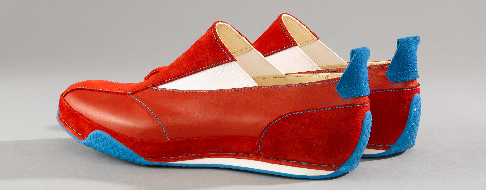 Maßgefertigter Damen-Slipper Vitallo Spirit – rotes Rauleder und rotes Glattleder, kornblaue Sohle – Paaransicht schräg von hinten
