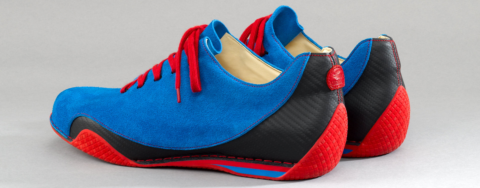 Maßgefertigter Herren-Sneaker Vitallo Velos – kornblaues Rauleder, rote Sohle – Paaransicht schräg von hinten