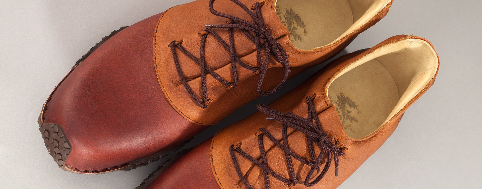 Maßgefertigter Golfschuh Vitallo Ace – hellbraunes und dunkelbraunes Nappaleder, dunkelbraune Sohle – Paaransicht von oben