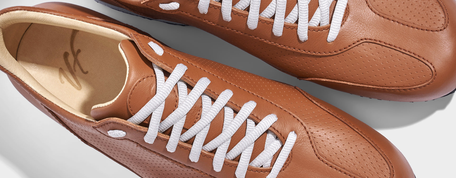 Sneaker VitalloFlex Puro S – cognacfarbenes, perforiertes und glattes Anilinleder, hellgraue Sohle – Paaransicht von oben