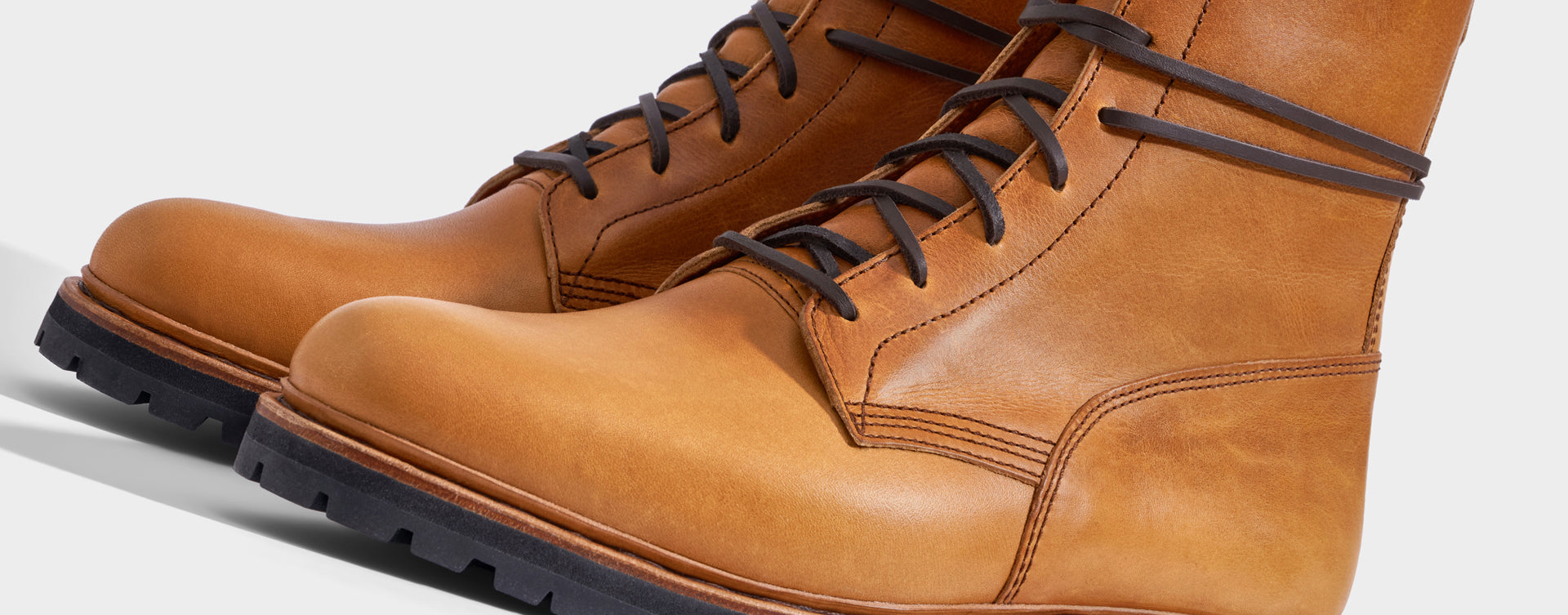 Schnür-Boot VitalloFlex Lacer – karamellfarbenes Pull-Up-Leder, schwarze Sohle – Paaransicht schräg von vorn