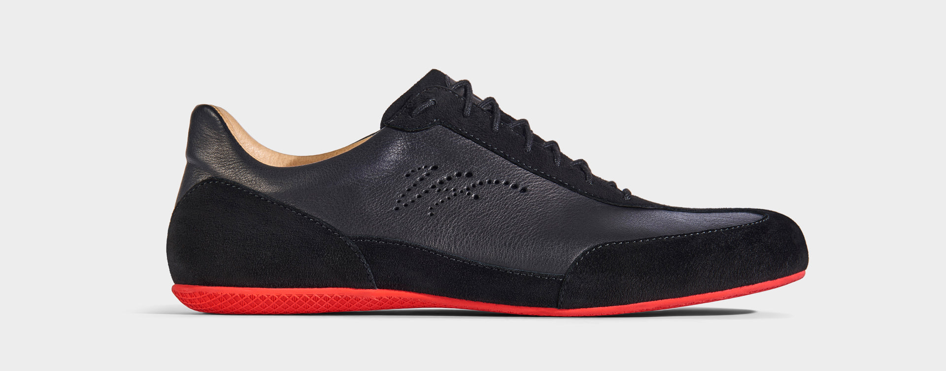 Sneaker VitalloFlex Puro RS – schwarzes Nappaleder und schwarzes Rauleder, rote Sohle – Einzelansicht von der Seite