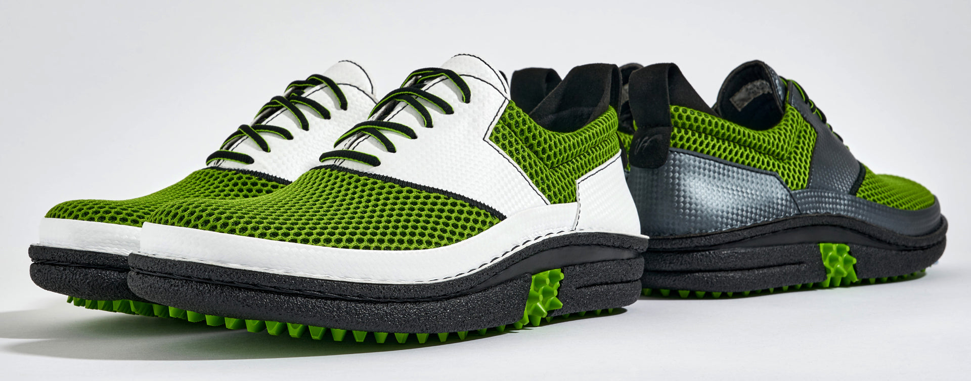 Golfschuh VitalloFlex Quantum Stinger – hellgrünes Mesh und weißes Carbon, schwarze Sohle – Paaransicht schräg von vorn