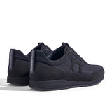 Laufschuh Runnertune Pace Black – schwarzes Waben-Textil und schwarzes Velour, schwarze Sohle – Paaransicht schräg von hinten