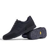 Laufschuh Runnertune Pace Black – schwarzes Waben-Textil und schwarzes Velour, schwarze Sohle – Paaransicht mit Laufsohle