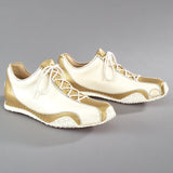 Maßgefertigter Damen-Sneaker Vitallo Inspire – goldenes Chevreau-Leder und weißes Nappaleder, weiße Sohle – Paaransicht schräg von vorn