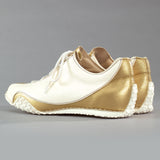 Maßgefertigter Damen-Sneaker Vitallo Inspire – goldenes Chevreau-Leder und weißes Nappaleder, weiße Sohle – Paaransicht schräg von hinten
