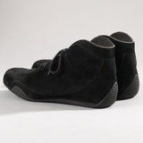 Maßgefertigter Rennfahrerschuh Vitallo Monoposto R – schwarzes Rauleder, schwarze Sohle – Paaransicht schräg von hinten