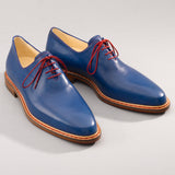 Maßgefertigter klassischer Herrenschuh Vitallo One-Piece – royalblaues Kalbsleder, braune Ledersohle – Paaransicht schräg von oben