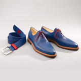 Maßgefertigter klassischer Herrenschuh Vitallo One-Piece – royalblaues Kalbsleder, braune Ledersohle – Paaransicht mit Gürtel