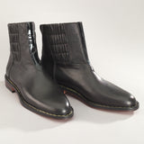 Maßgefertigter klassischer Herrenstiefel Vitallo Pull-Up – schwarzes Nappa und Lackleder, schwarze Ledersohle – Paaransicht schräg von vorn
