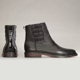 Maßgefertigter klassischer Herrenstiefel Vitallo Pull-Up – schwarzes Nappa und Lackleder, schwarze Ledersohle – Paaransicht von der Seite