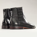 Maßgefertigter klassischer Herrenstiefel Vitallo Pull-Up – schwarzes Nappa und Lackleder, schwarze Ledersohle – Paaransicht schräg von hinten
