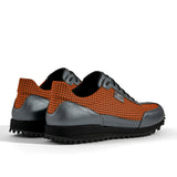 Golfschuh VitalloFlex Pro Hybrid – orangenes Pepita-Textil und graues Carbon, schwarze Sohle – Paaransicht schräg von hinten