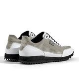 Golfschuh VitalloFlex Pro Hybrid – weißes Pepita-Textil und weißes Carbon, schwarze Sohle – Paaransicht schräg von hinten