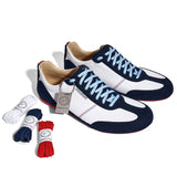 Sneaker VitalloFlex Puro RS RÖHRL75 – weißes Carbon und dunkelblaues Velour, rote Sohle – Paaransicht mit Edelstahl-Hangtag