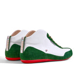 High-Top Sneaker VitalloFlex Puro RSR RÖHRL77 – weißes, perforiertes Anilinleder und grünes Rauleder, rote Sohle – Ansicht schräg von hinten