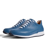 Sneaker VitalloFlex Puro S – blaues, perforiertes und glattes Anilinleder, weiße Sohle – Paaransicht schräg von vorn