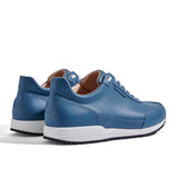 Sneaker VitalloFlex Puro S – blaues, perforiertes und glattes Anilinleder, weiße Sohle – Paaransicht schräg von hinten