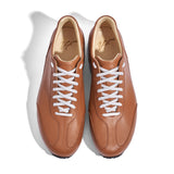 Sneaker VitalloFlex Puro S – cognacfarbenes, perforiertes und glattes Anilinleder, hellgraue Sohle – Paaransicht von oben