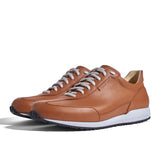 Sneaker VitalloFlex Puro S – cognacfarbenes, perforiertes und glattes Anilinleder, hellgraue Sohle – Paaransicht schräg von vorn