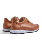 Sneaker VitalloFlex Puro S – cognacfarbenes, perforiertes und glattes Anilinleder, hellgraue Sohle – Paaransicht schräg von hinten