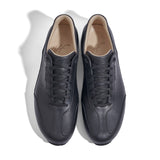 Sneaker VitalloFlex Puro S – schwarzes, perforiertes und glattes Anilinleder, schwarze Sohle – Paaransicht von oben