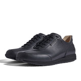 Sneaker VitalloFlex Puro S – schwarzes, perforiertes und glattes Anilinleder, schwarze Sohle – Paaransicht schräg von vorn