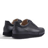 Sneaker VitalloFlex Puro S – schwarzes, perforiertes und glattes Anilinleder, schwarze Sohle – Paaransicht schräg von hinten