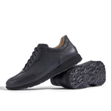 Sneaker VitalloFlex Puro S – schwarzes, perforiertes und glattes Anilinleder, schwarze Sohle – Paaransicht mit Laufsohle