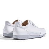 Sneaker VitalloFlex Puro S – weißes, perforiertes und glattes Anilinleder, hellgraue Sohle – Paaransicht schräg von hinten