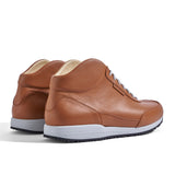 High-Top Sneaker VitalloFlex Puro S-HT – cognacfarbenes, perforiertes und glattes Anilinleder, hellgraue Sohle – Ansicht schräg von hinten