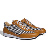 Sneaker VitalloFlex Puro Sport Classic – schwarz-weißes Hahnentrittgewebe und cognacfarbenes Anilinleder – Paaransicht schräg von vorn