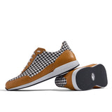Sneaker VitalloFlex Puro Sport Classic – schwarz-weißes Hahnentrittgewebe und cognacfarbenes Anilinleder – Paaransicht mit Laufsohle