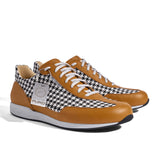 Sneaker VitalloFlex Puro Sport Classic – schwarz-weißes Hahnentrittgewebe und cognacfarbenes Anilinleder – Paaransicht mit Edelstahl-Hangtag