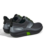 Golfschuh VitalloFlex Quantum Stinger – dunkelgraues Mesh und graues Carbon, schwarze Sohle – Paaransicht schräg von hinten