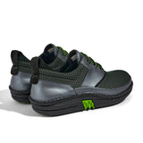 Golfschuh VitalloFlex Quantum Stinger – dunkelgrünes Mesh und graues Carbon, schwarze Sohle – Paaransicht schräg von hinten